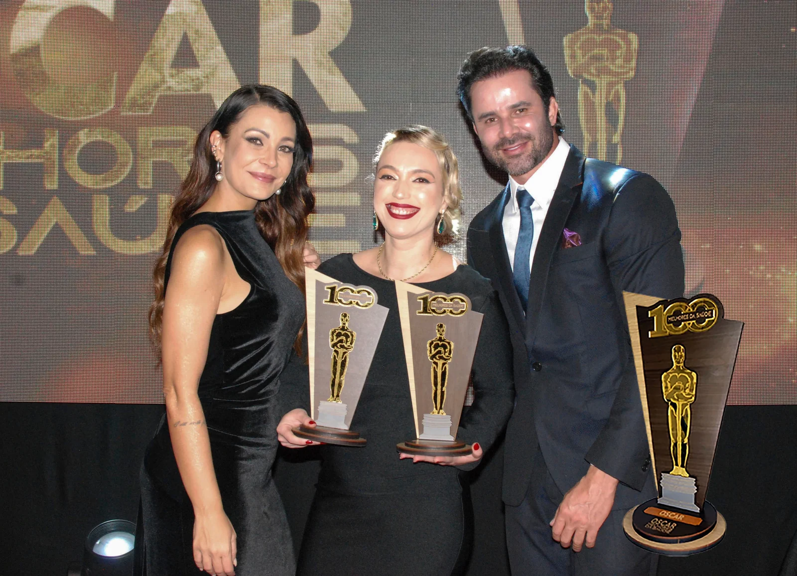 Amanda Nascimento recebendo troféus no Oscar Melhores da Saúde